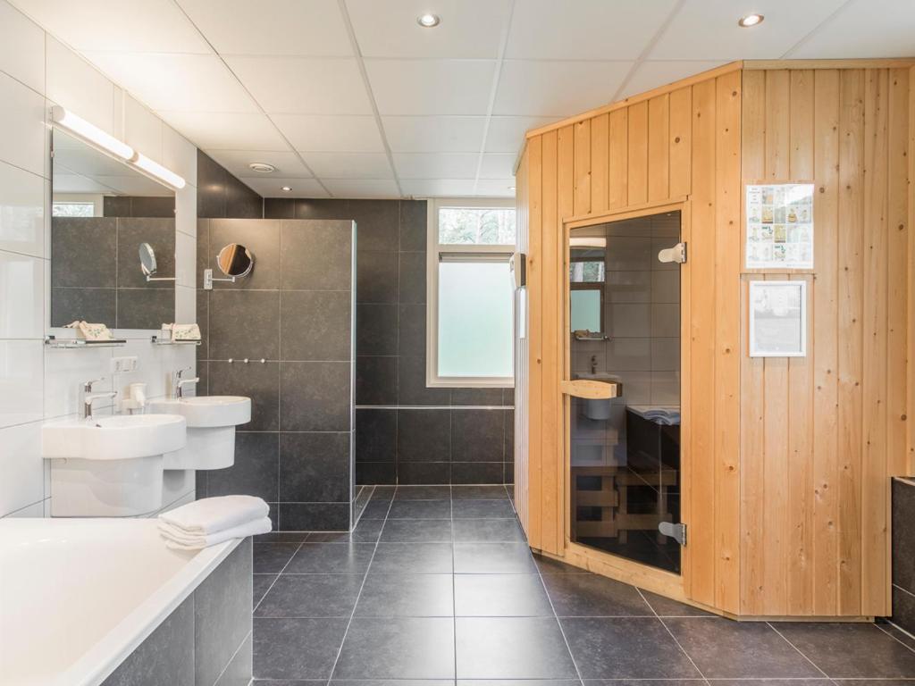 Comfort 6-Person Dog Bungalow In The Holiday Park Landal Heideheuvel Beekbergen Room photo