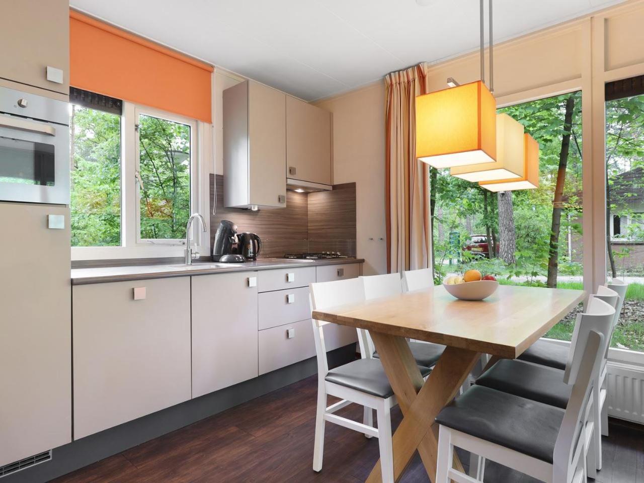 Comfort 6-Person Dog Bungalow In The Holiday Park Landal Heideheuvel Beekbergen Room photo