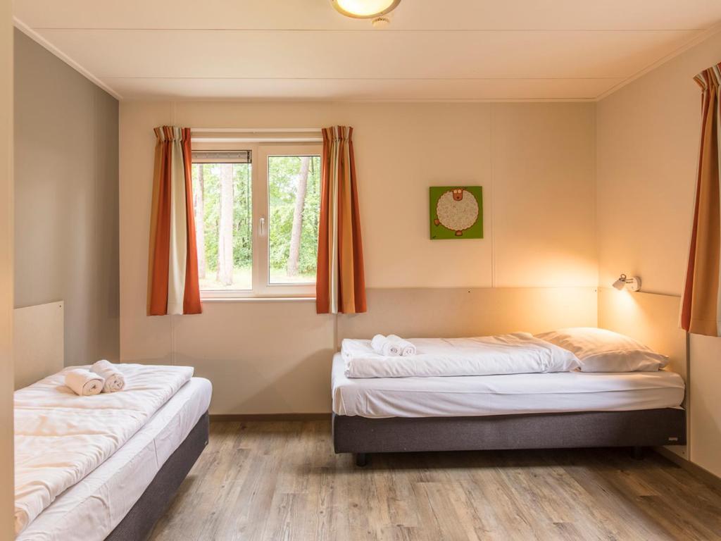 Comfort 6-Person Dog Bungalow In The Holiday Park Landal Heideheuvel Beekbergen Room photo