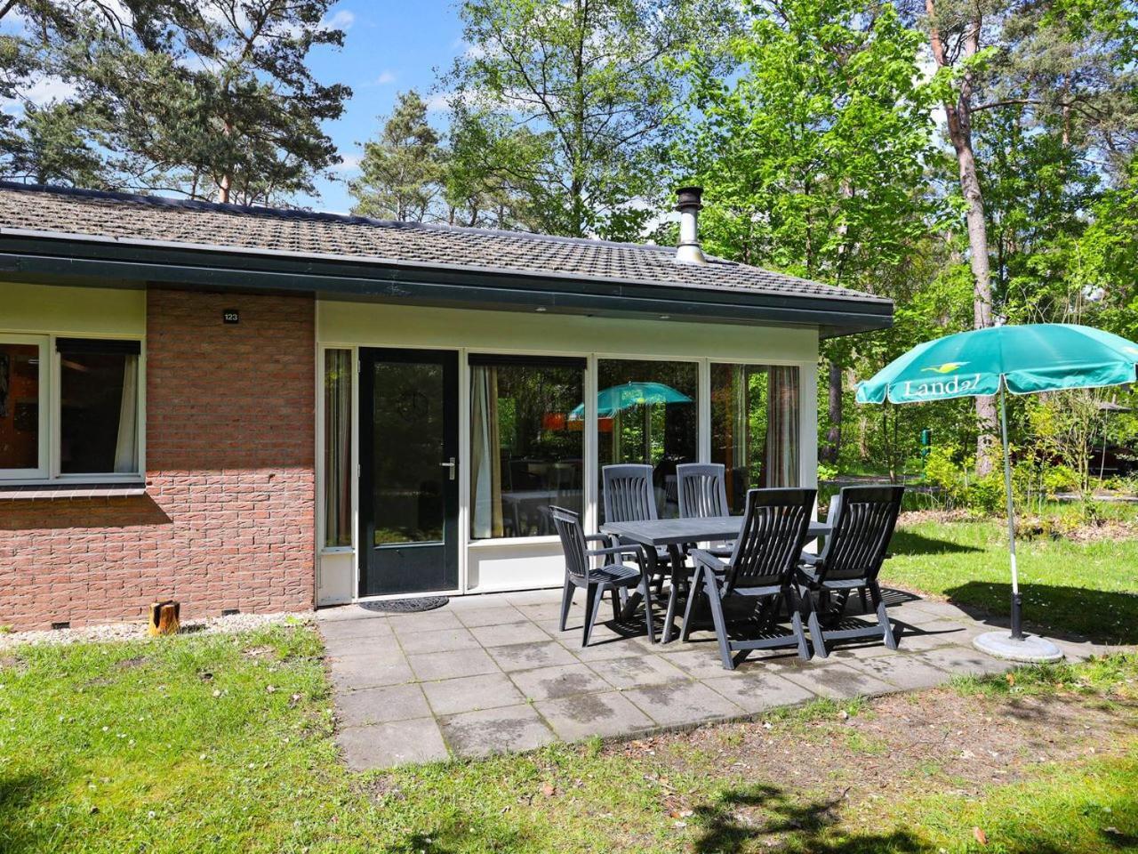 Comfort 6-Person Dog Bungalow In The Holiday Park Landal Heideheuvel Beekbergen Room photo